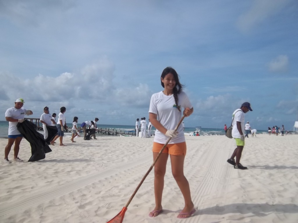 Sandos Resorts Cleans Playa del Carmen Beaches 