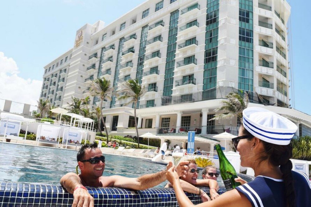 Cuatro DIamantes Cancun resort pool party