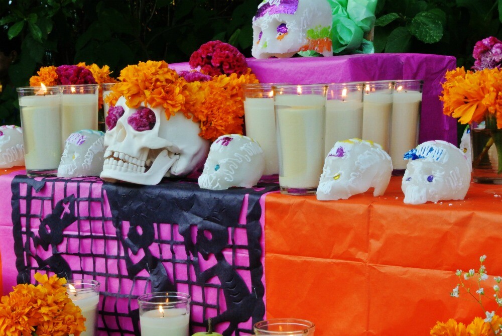 Día de Muertos altar con calaveritas