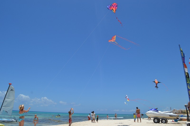 Volando papalotes en la playa