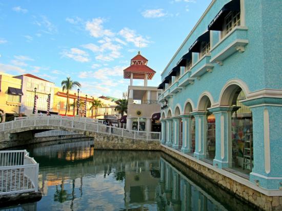 La Isla Shopping Village Cancun shopping