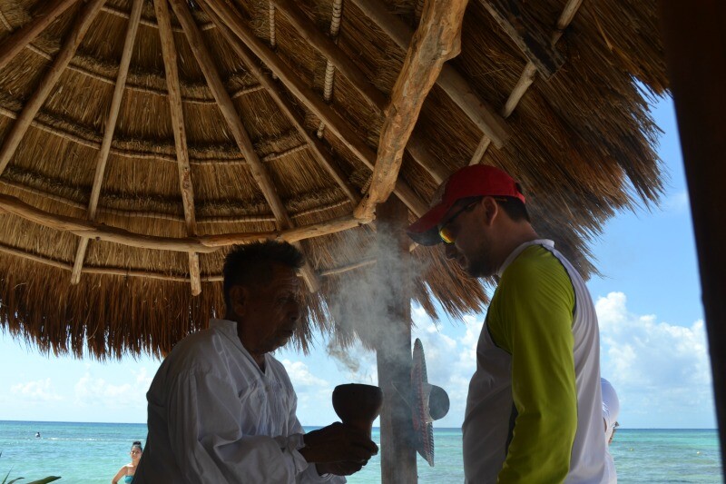 Ceremonia de purificación maya en la playa