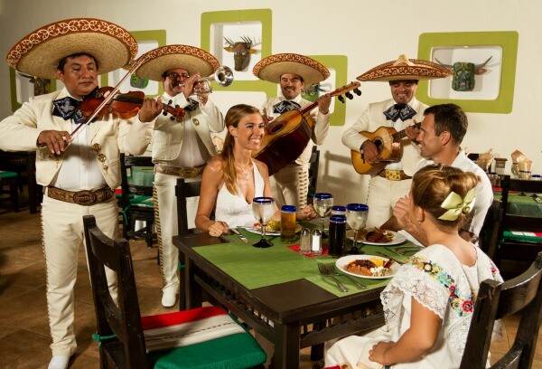 cena mexicana con mariachis