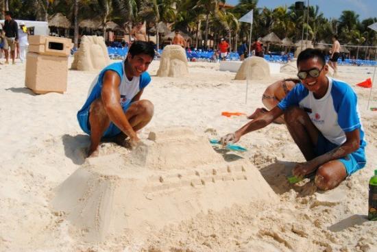 Concurso de castillos de arena en la Riviera Maya