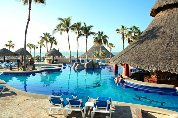 piscina en un resort de Cabo San Lucas