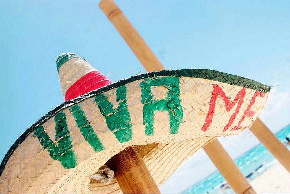 Dia de Independencia Sombrero mexicano en la playa