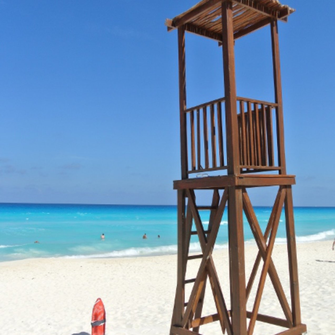 La playa azul de Sandos Cancun en La Riviera Maya en Mexico