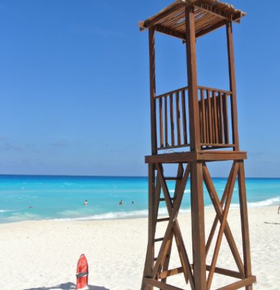 La playa azul de Sandos Cancun en La Riviera Maya en Mexico