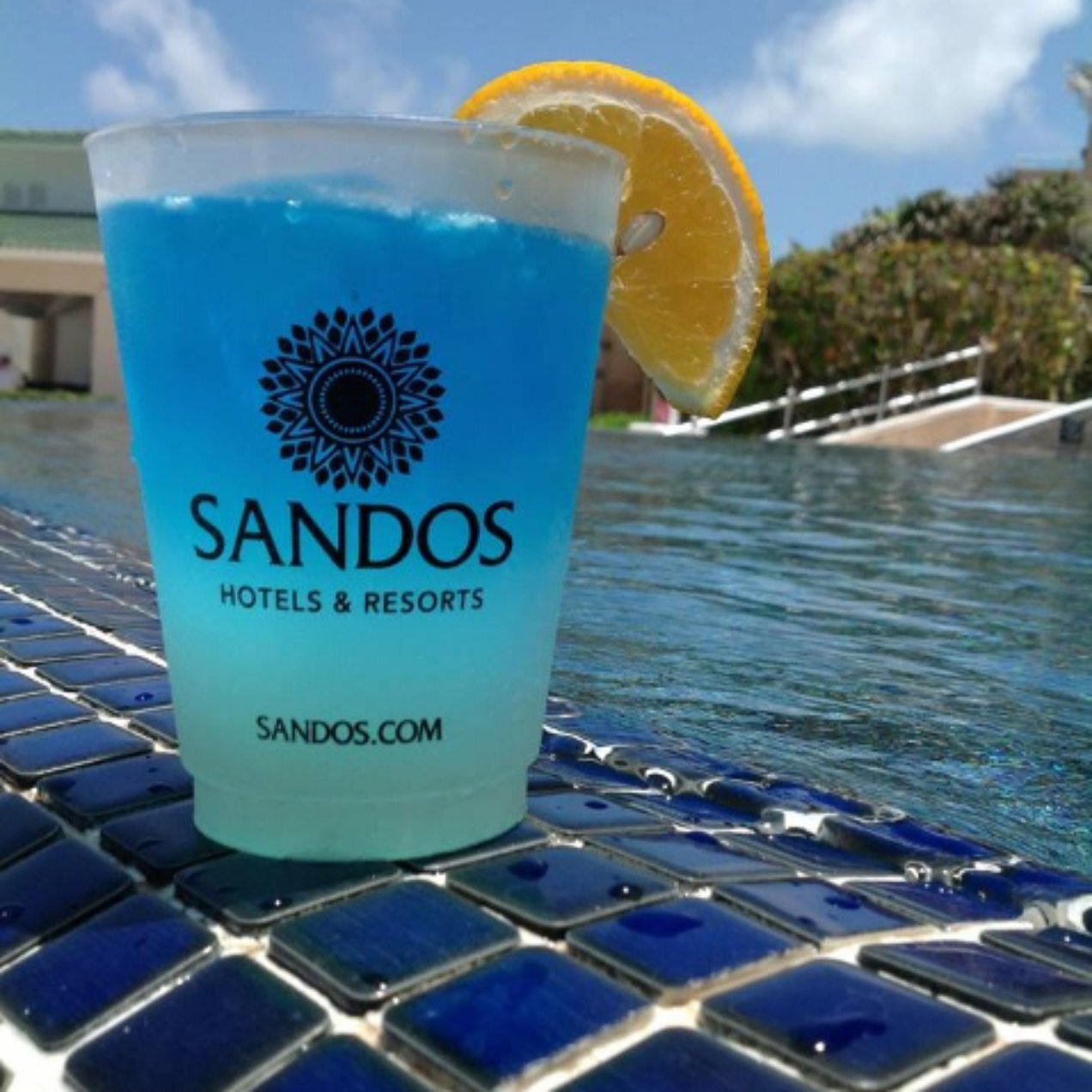 Las hermosas piscinas de Sandos Cancún y el mar azul turqueza