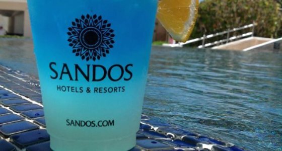 Las hermosas piscinas de Sandos Cancún y el mar azul turqueza