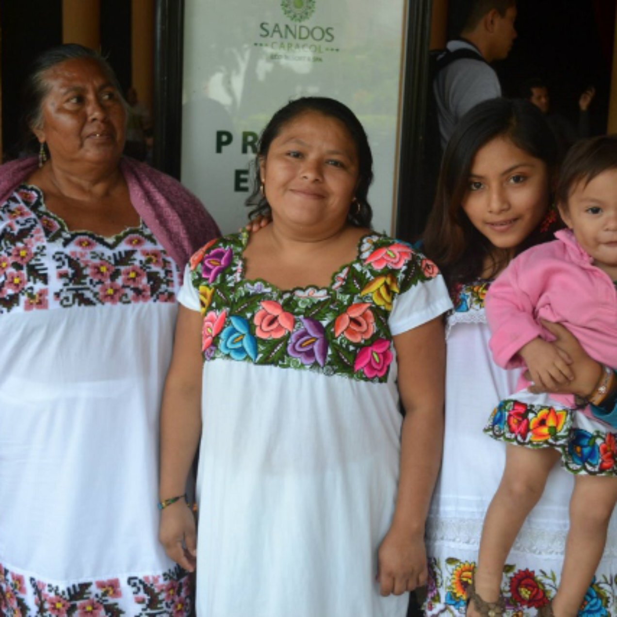 Firmemos convenio para seguir apoyando a la comunidad maya
