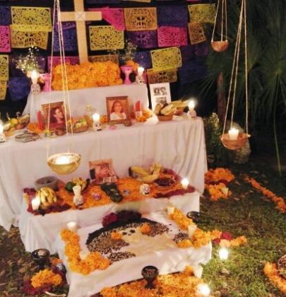 Celebrando el famoso Día de Muertos en la Rivera Maya